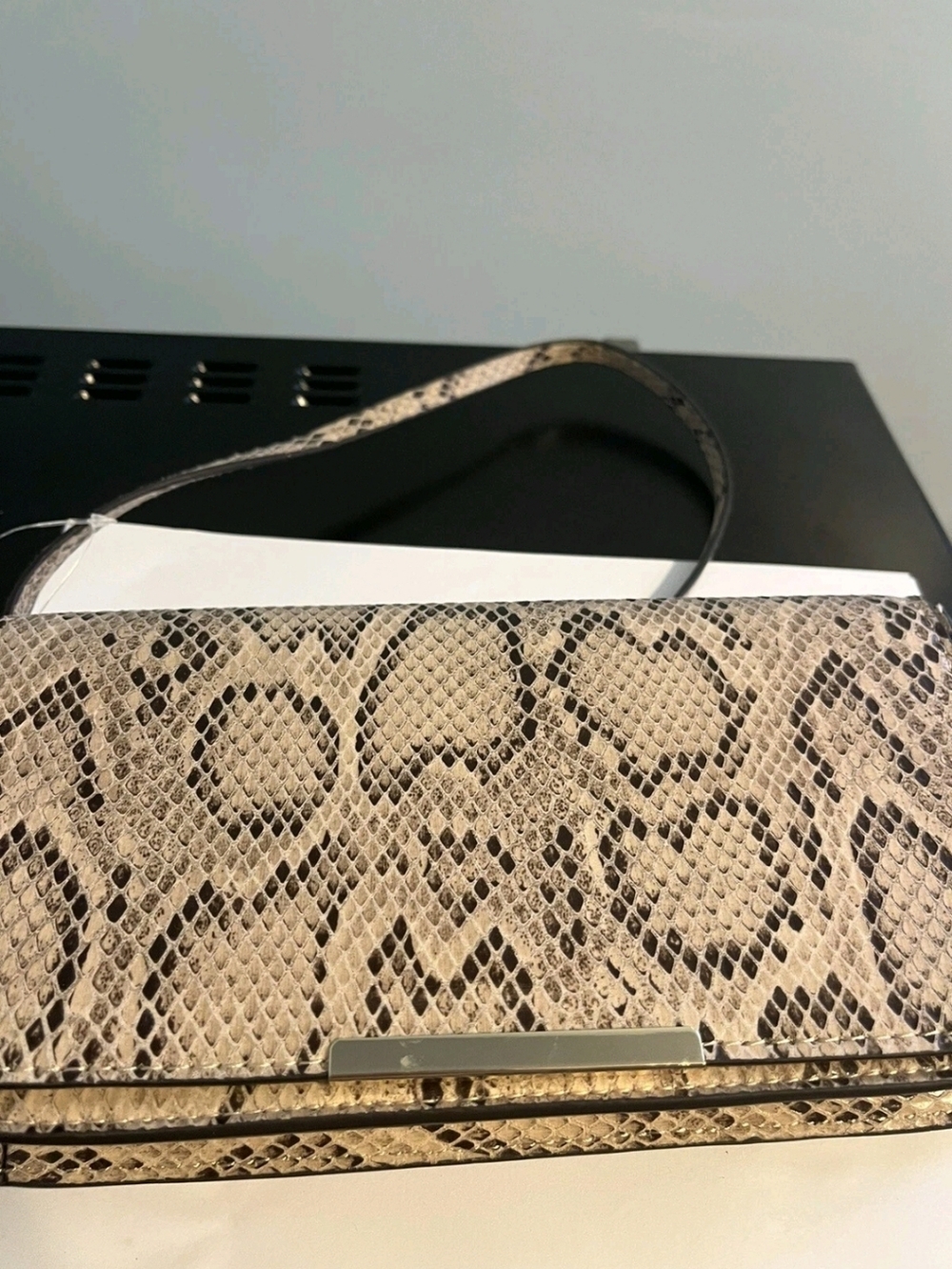H&M Beige Snake-Print Faux Crossbody Bag with Black Pattern - Picture 3 of 6